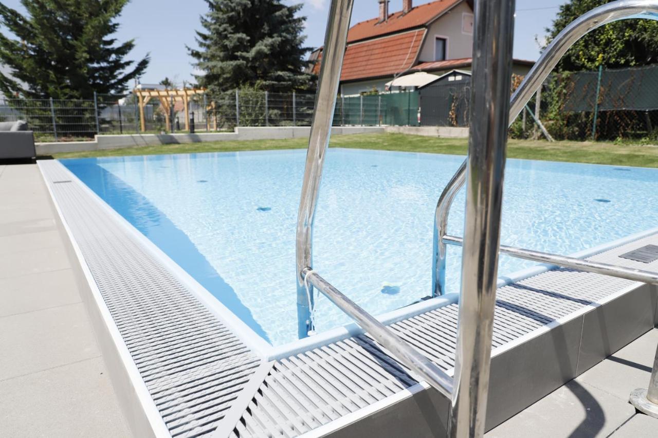 Yellow Flower Apartment With Pool - 5 Min To Lake Wien Exteriör bild