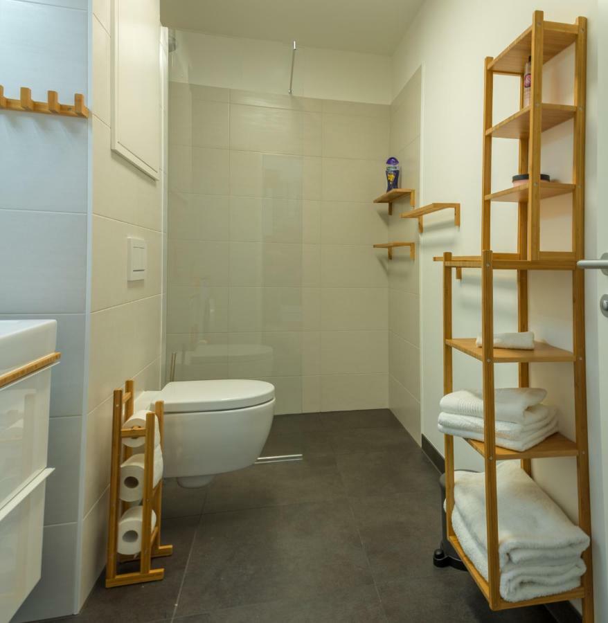 Yellow Flower Apartment With Pool - 5 Min To Lake Wien Exteriör bild