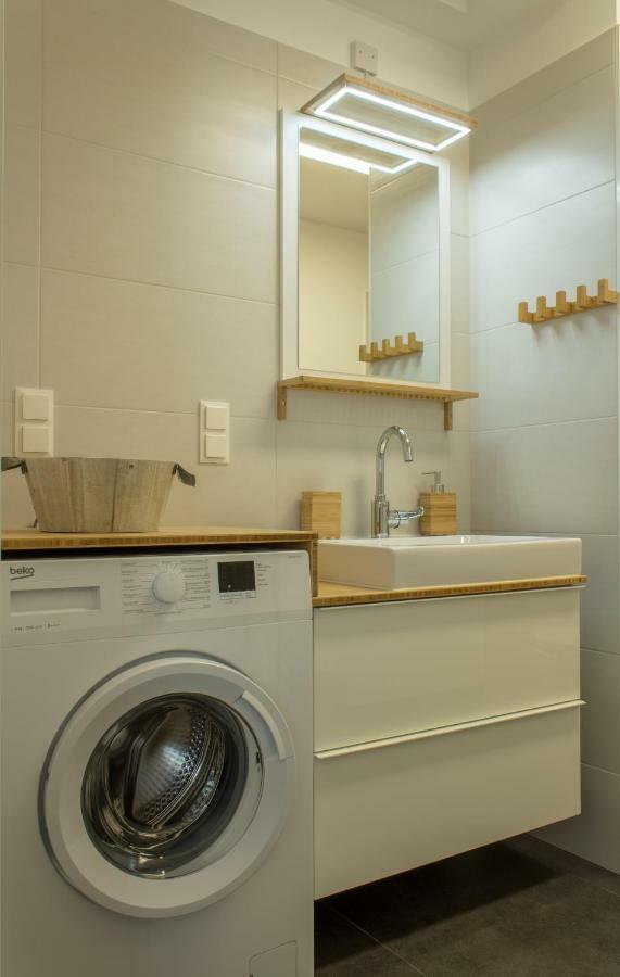 Yellow Flower Apartment With Pool - 5 Min To Lake Wien Exteriör bild