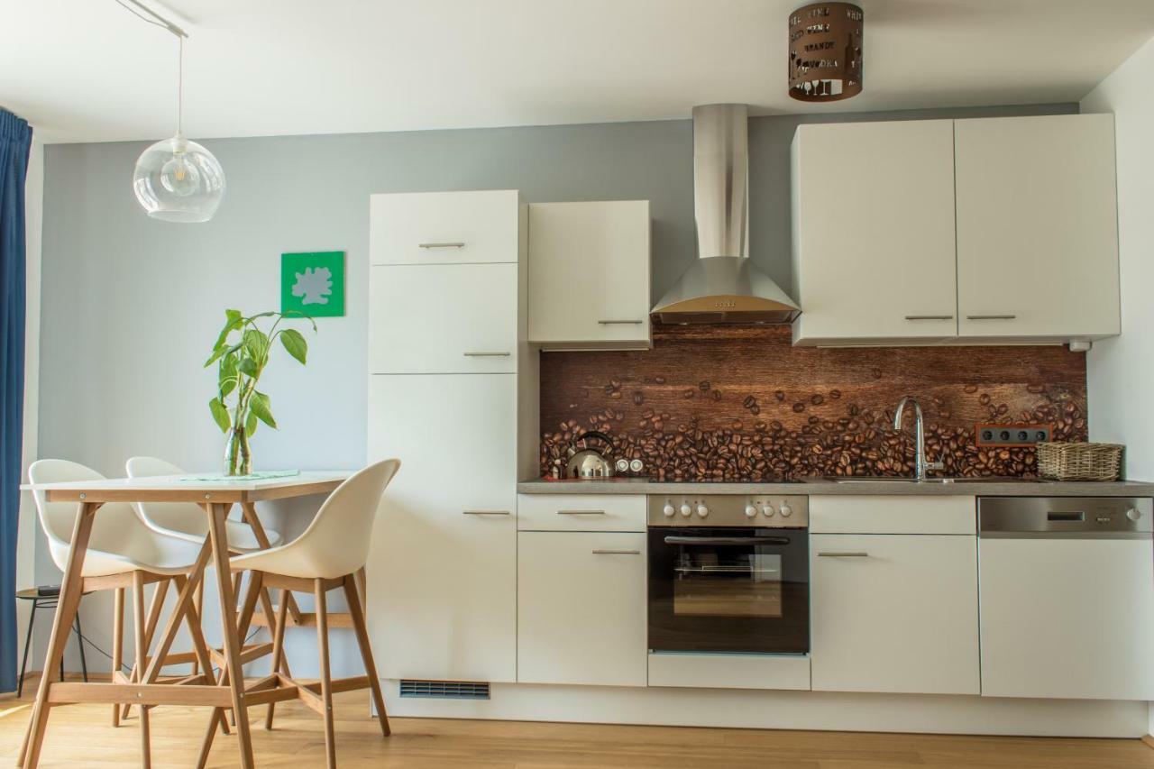 Yellow Flower Apartment With Pool - 5 Min To Lake Wien Exteriör bild