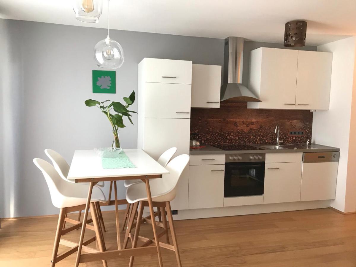 Yellow Flower Apartment With Pool - 5 Min To Lake Wien Exteriör bild